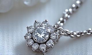 Ein glänzendes Diamantcollier wird professionell gereinigt.